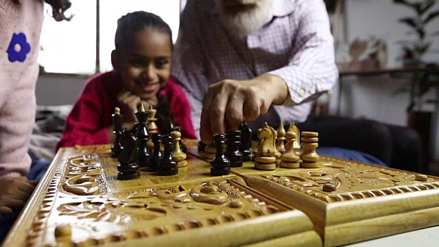 人类的手在棋盘上移动棋子
