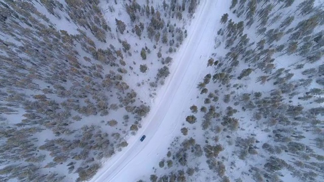 详情图-空中俯瞰:汽车在冬日仙境的雪道上行驶