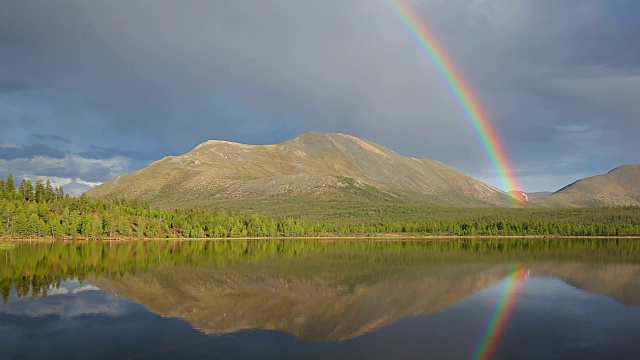 彩虹越过高山和湖泊