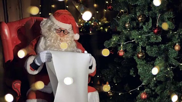 詳情圖-圣誕老人在圣誕壁爐旁讀信。4,k。