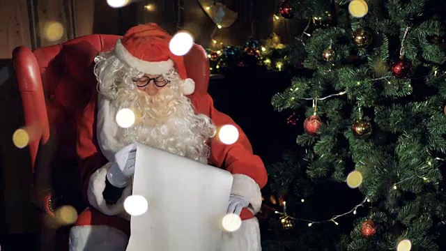 詳情圖-圣誕老人在圣誕壁爐旁讀信。4,k。