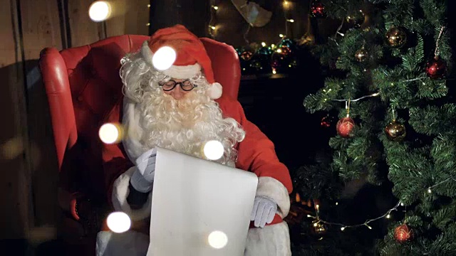 詳情圖-圣誕老人在圣誕壁爐旁讀信。4,k。