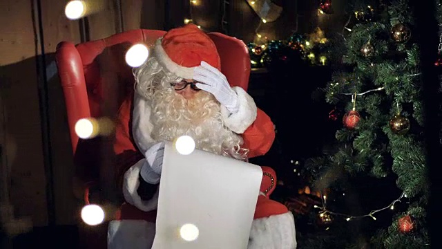 詳情圖-圣誕老人在圣誕壁爐旁讀信。4,k。