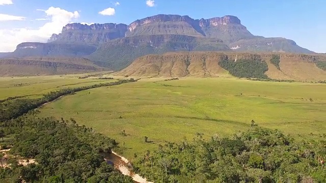 鸟瞰图的奥扬特普伊桌顶山，委内瑞拉。
