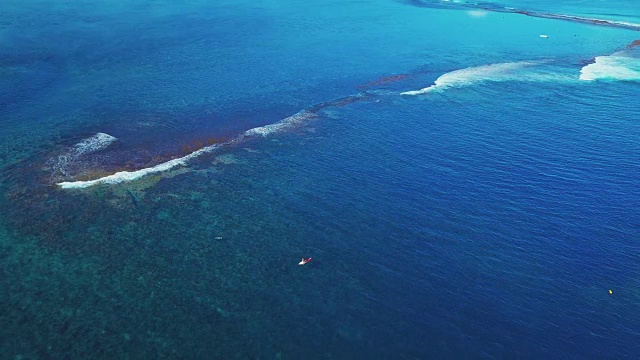 浪花在海面上指向礁石