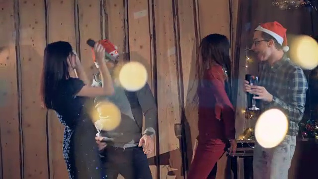 詳情圖-新年partyconcept。年輕人在新年晚會上玩得很開心。4,k。