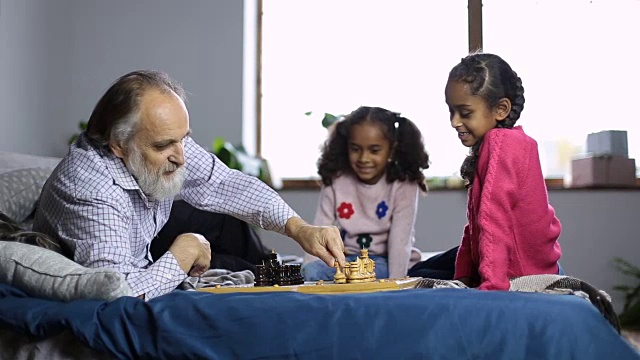 在黑棋和白棋中选择的女孩