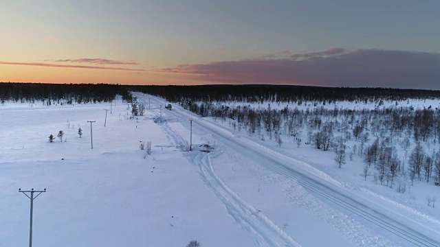 图片:扫雪机在森林中穿越被雪覆盖的公路