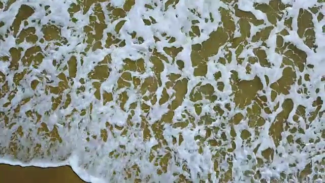覆盖泡沫的沙子鸟瞰图。航空摄影测量