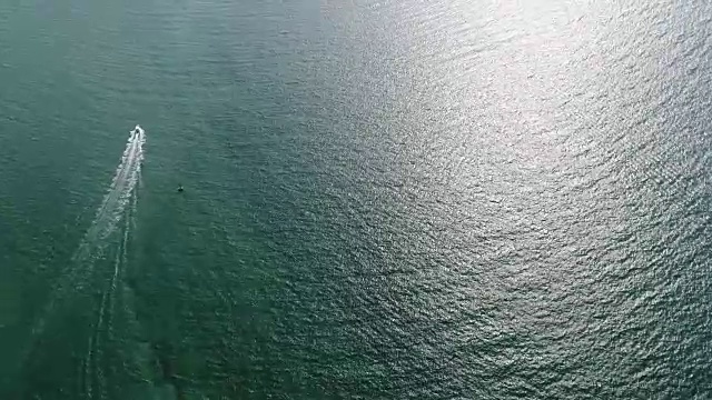 快艇在海洋中巡航的鸟瞰图。