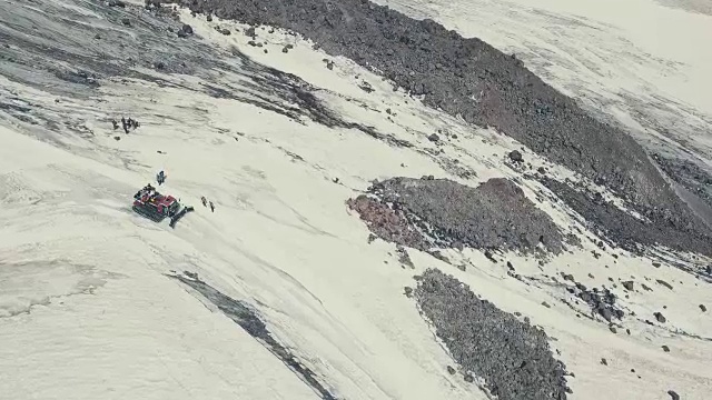 在冬季山区作业的无人机扫雪机航拍
