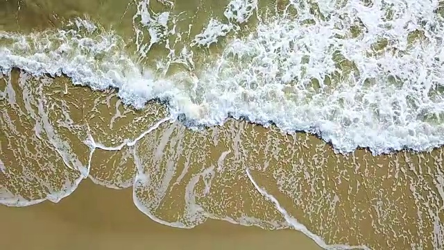 海浪撞击海滩的鸟瞰图。航空摄影测量。慢动作