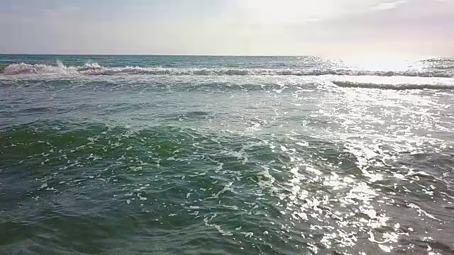 大风卷起的巨浪。航空摄影测量。慢动作