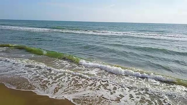 绿松石般的海水、海浪和沙滩。航空摄影测量。慢动作