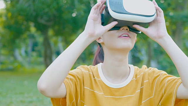 詳情圖-女人用VR設(shè)備看