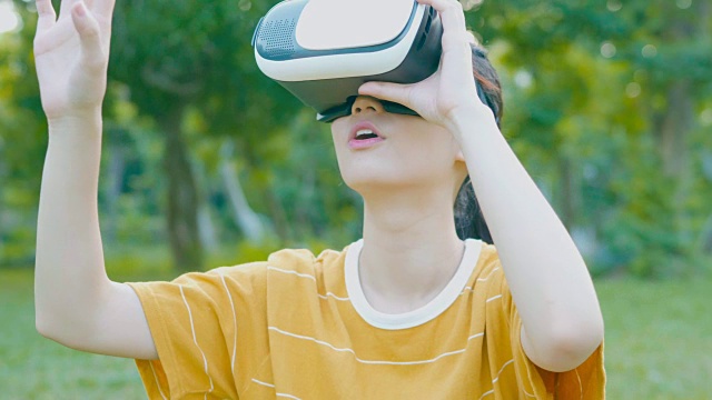 詳情圖-女人用VR設(shè)備看