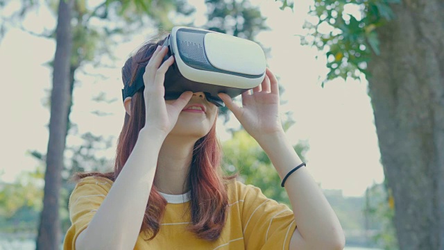 詳情圖-女人用VR設(shè)備看