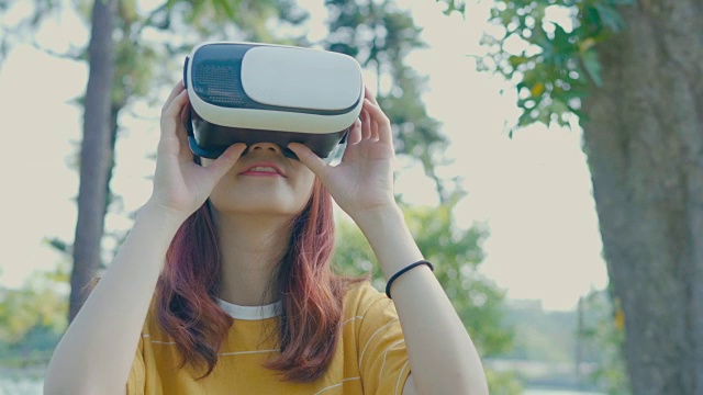 詳情圖-女人用VR設(shè)備看