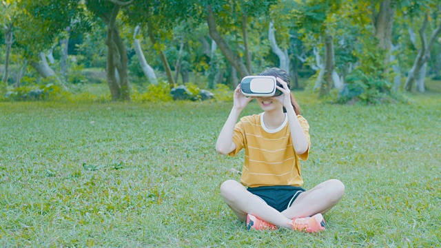 詳情圖-女人用VR設(shè)備看