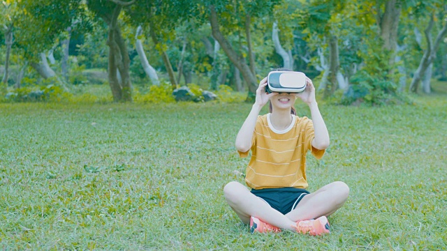 詳情圖-女人用VR設(shè)備看
