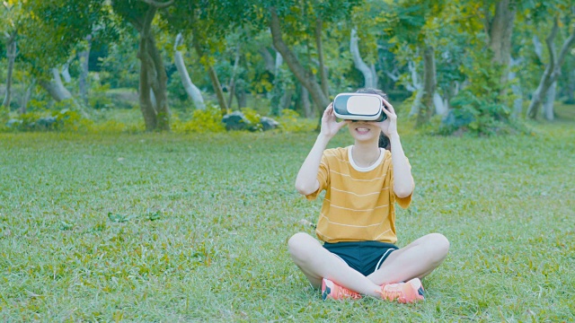 詳情圖-女人用VR設(shè)備看