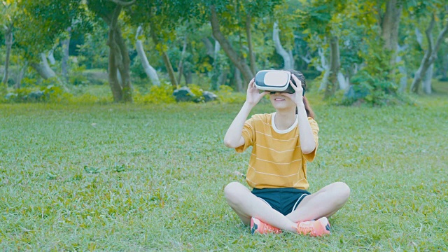 詳情圖-女人用VR設(shè)備看