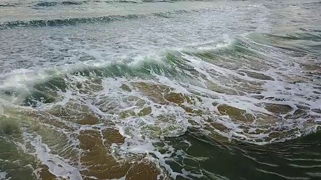 隆隆的波浪变成了浪花和泡沫。航空摄影测量。慢动作