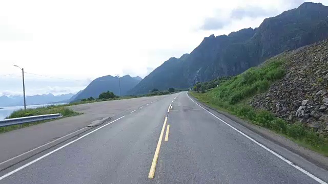 在挪威的路上驾驶汽车