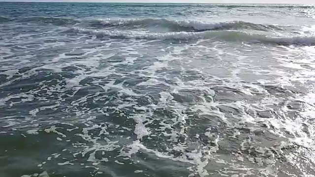 从左到右拨弄混乱的水面。航空摄影测量。慢动作