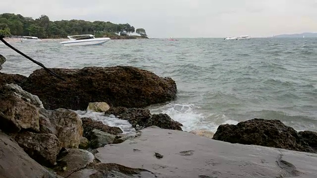 海浪冲击着岩石