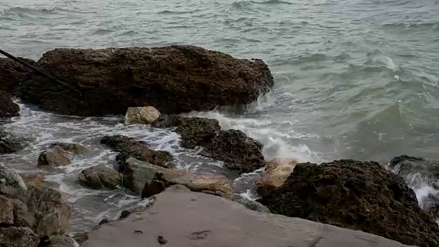 海浪冲击着岩石