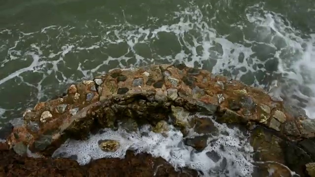 海浪冲击着岩石