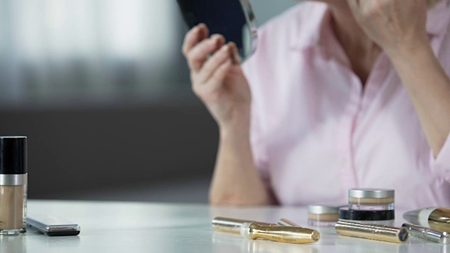 详情图-女人用抗衰老化妆品来护理皱纹皮肤，渴望变得美丽