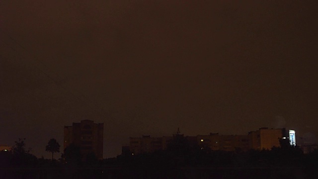 窗外风雨交加的天空。夜到了外面，窗外披着雨丝，闪着闪电。从窗户看到高房子全高清