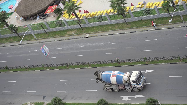 高速公路上的汽车。道路标记