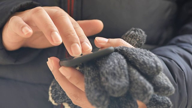 男性用手玩智能手机。