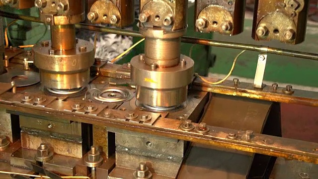 一些锻造机器的工具在工厂的车间里制造圆形金属物品