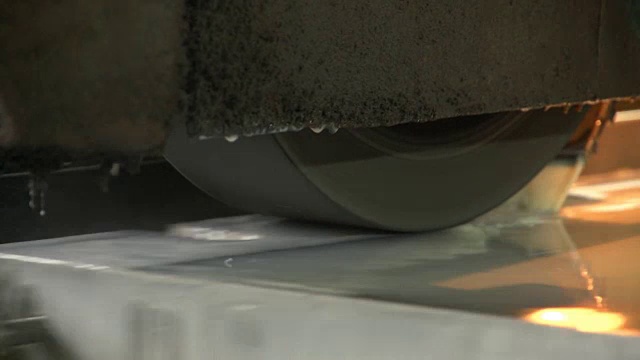 一些移动的工具在一株植物上用闪光的流磨一些金属表面