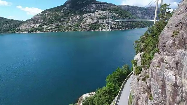 一架无人机飞过挪威吕瑟峡湾上空