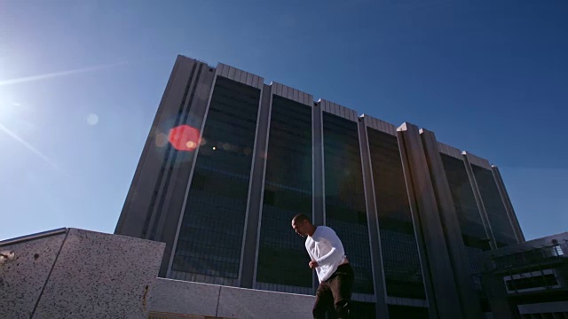 详情图-男人在户外练习跑酷