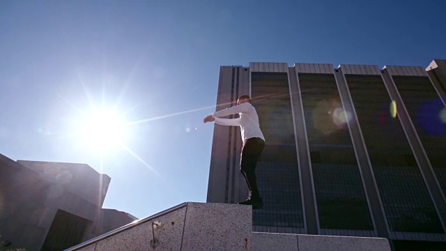 详情图-男人在户外练习跑酷