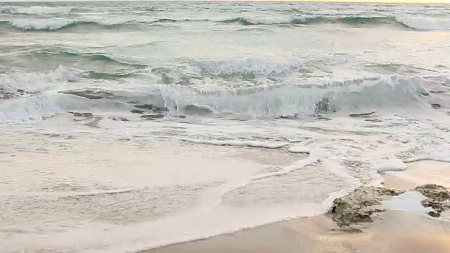 蓝绿色的海浪向岸边袭来