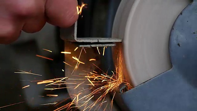在磨床上磨工具