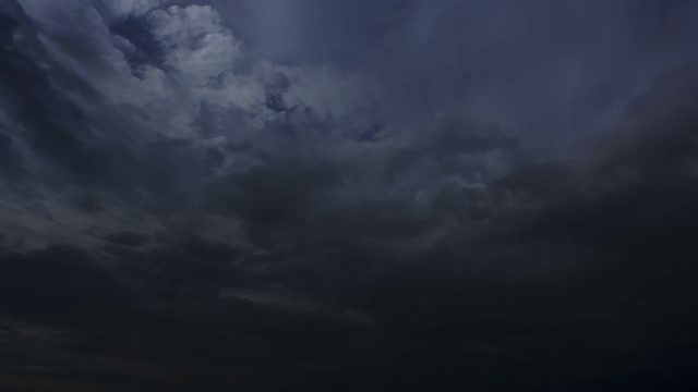 夜间有雷雨云和闪电。4 k间隔拍摄循环。