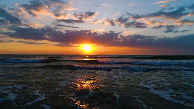 鸟瞰大海，美丽的日出和壮观的云景