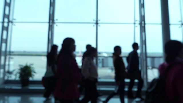 詳情圖-在機(jī)場(chǎng)行走的人們