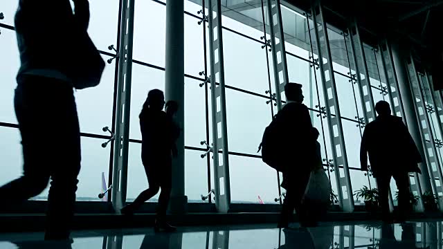 詳情圖-走廊上的空中旅客