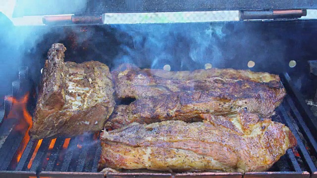 烧烤排骨烹饪在火焰烧烤射击与选择性焦点排骨烧烤烧烤