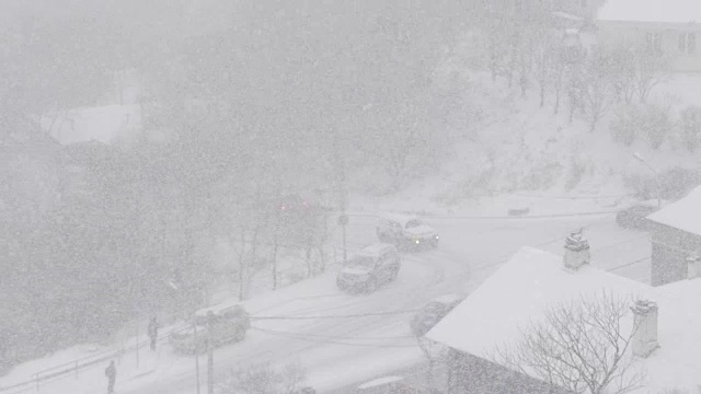 城市被雪覆盖。