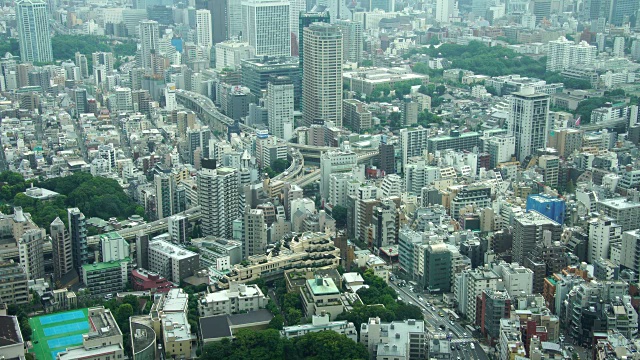 繁忙的东京城市街道和建筑物天际线城市景观鸟瞰图
